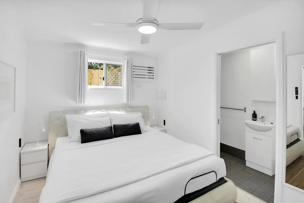 Private Outdoor Spa, Fire Pit, Cinema Room - The Cottage Coolum Beach