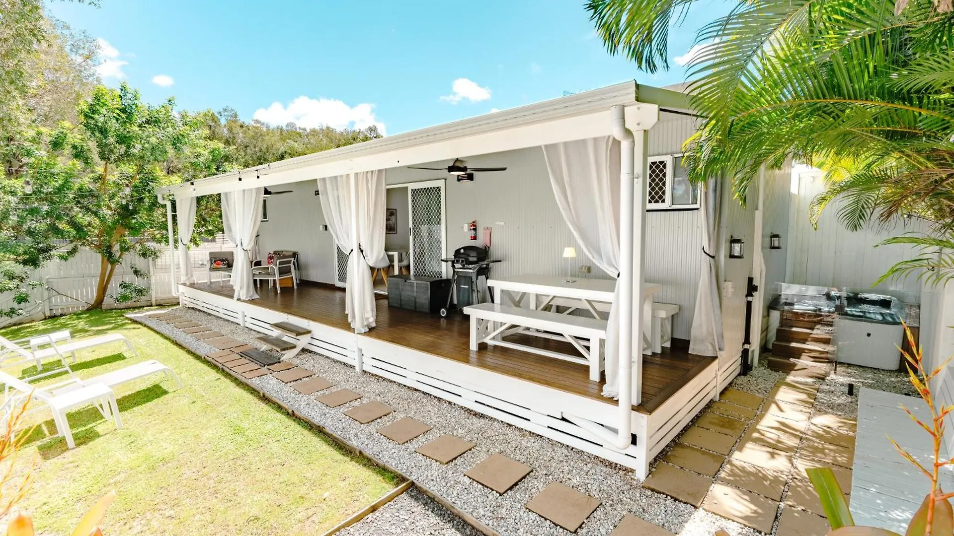 Private Outdoor Spa, Fire Pit, Cinema Room - The Cottage Coolum Beach 0*,  Austrálie